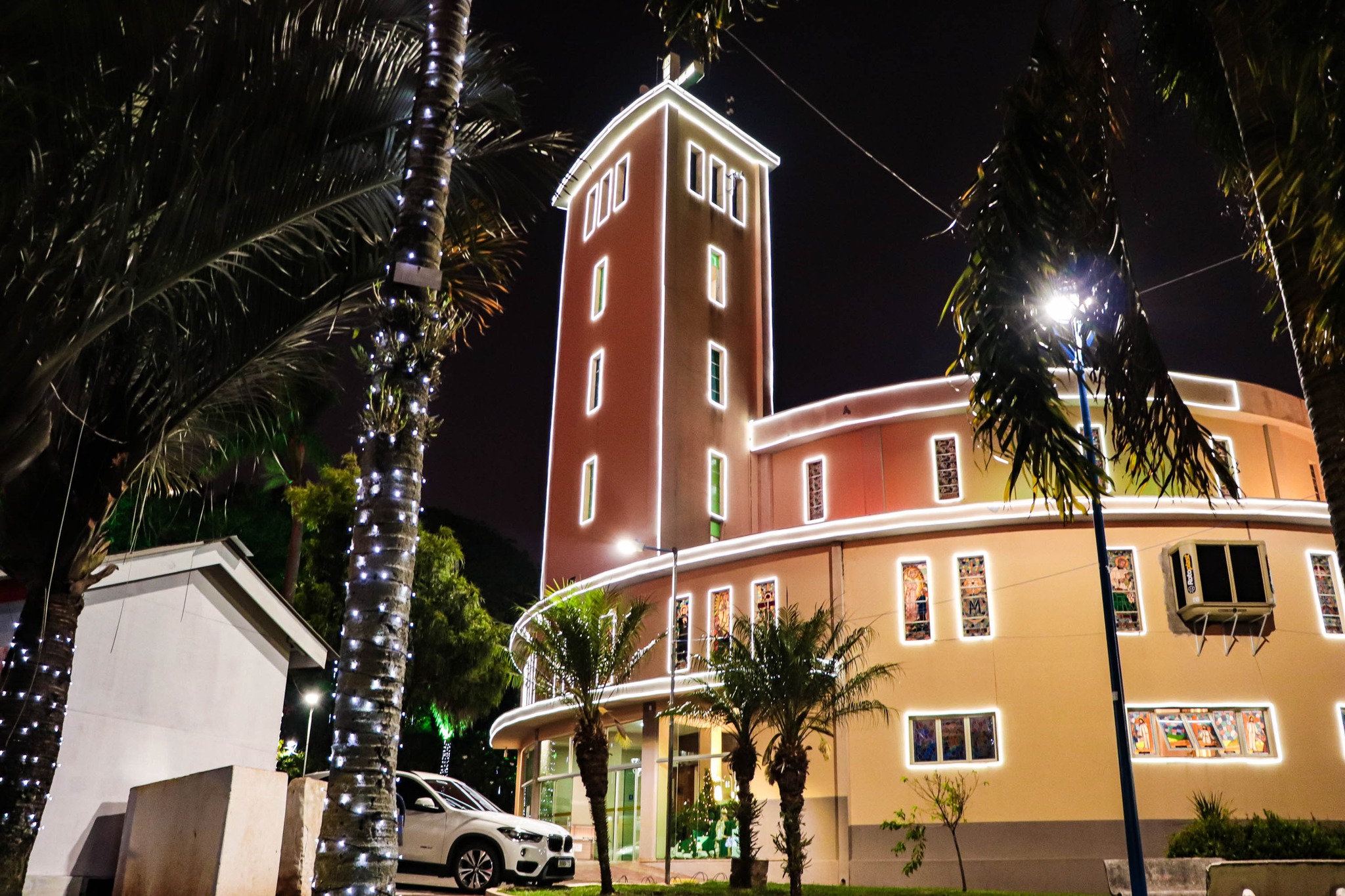 PRAÇA DA IGREJA MATRIZ E MONUMENTO ( Memorial que homenageia os Pioneiros do Município), DECORAÇ